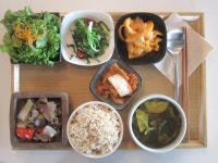 7월 16일 수요일 그때그때밥상입니다. 구수한 애호박무청된장국, 야채와고기의 조화가 적절한 가지등심볶음, 아삭한 노각고추장무침, 푸른 잎이... 