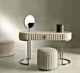 Pin de Haylan Chung em 실내장식 | Toucadores, Móveis estofados, Decoração de quarto