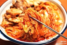 제주흙돼지로 만든 돼지고기 김치찜 | 식품 아이디어, 돼지고기, 가지