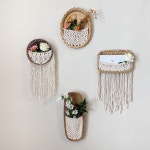 these wall baskets by Jenifer @thewaryleaf 🥰 • • #macrame #macramebasket #macramewallhanging #bask… | 공예, 마크라메