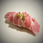 #sushi #상일동230 #상일동스시정 #송하정쉐프 #오마카세 #celusal #salt #세루살 #소금 #안데스암염 참치 배꼽 부위 스시 입니다. 오래 씹히거나... 