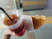 그래도 배고프지 않게 역에서 와플과 냠냠.. 오늘도 집에 들어가면서 뭐라도 먹겠지... 아니면 사서 들어가거나... 어제 야식은 쫄면과... 