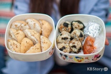 도심속에서 봄 피크닉 즐기기 - 유부초밥과 못난이 김밥(하지만 맛은 일품이에요!)(이미지 포함) | 김밥, 피크닉