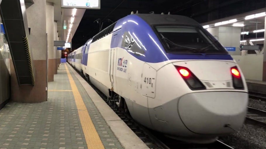 Tàu KTX hiện đại tại nhà ga Hàn Quốc