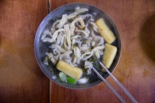 인상적입니다 남대문시장은 갈치골목, 족발, 설렁탕등으로 유명한 집이 많습니다...  팔면 팔수록 손해가 날것 같은 손칼국수집...냉면과… | 국수