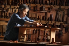 Koreas intangible cultural heritage title holder and carpenter Park Myung-bae | 목공예, 가구, 선생님
