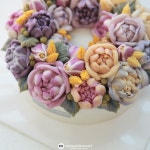 MOONIMOONI FLOWER CAKE 리스형 앙금플라워케이크를 요즘 많이 찾아주세요. 이 아이도... | Buttercream cake, Food, Cake inspiration