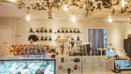 Hongdae Dessert Laboratory - Seoul 디저트연구소 홍대 - Mini en Monde cute dessert cafe, cafe seoul, peach flower korea, theme... 