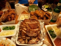 한국 야식의 왕, 족발 & 통닭♥ 맑은소주 처음처럼~ | Food lover, Food, Weber grill