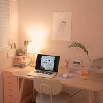 리리네집 on Instagram: “오늘의 방. 리리가 야자를 또 뜯어서 몇 가닥 안남았당 🌧” in 2020 | Study room decor, Study... 