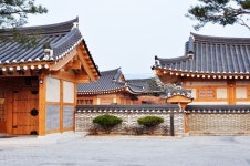 Instagram의 건환건축사사무소님: “‘황남관’ 담장의 높이는 사람의 눈높이와 일치시켰다. 집 밖에서 보면 조금은 폐쇄적이나 집 안에서는... 