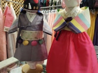 전통적인 느낌을 제대로 내주는 송동수한복의 돌잔치한복!! 사이즈별로 다양하게 준비되어있어 형제한복으로도 입을 수 있답니다~ 한번뿐인... 