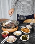 들어오는길에 사온 한우 구워 와인한잔 해용🥰 선물받은 #잘토와인잔 도 개시! 고맙다 보연아(@maison_de_yul )❤️ _ 정육점사장님이 #새우…