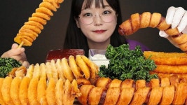 회오리 감자 회오리 & 핫도그🌭 해쉬브라운 먹방 TORNADO POTATOES & HOTDOGS EATING SOUNDS - YouTube - 2020 | 회오리감자, 음식... 