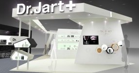Dr.Jart+ Exhibition Booth 닥터자르트 전시부스 디자인 - Dr.Jart+ 공간의 전면은 메인사인과 영상, DP를 위한 디자인적인 요소 등을 통해... 