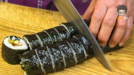 경주 성동시장 길거리 음식 / 우엉김밥(Kimbap with Burdock) / Korean Street Food / Seongd... | 음식, 건강식