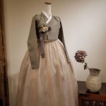 ᆞ ᆞ 한복은  자신의 분위기를  연출하는 옷이다. ᆞ ᆞ #한복#예복#정장 #혼주한복#결혼한복 #어머니한복#결혼예복 #심플한#고급스러운 #폐백... 