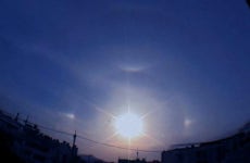 교회 앞에 뜬 원형무지개 | 교회