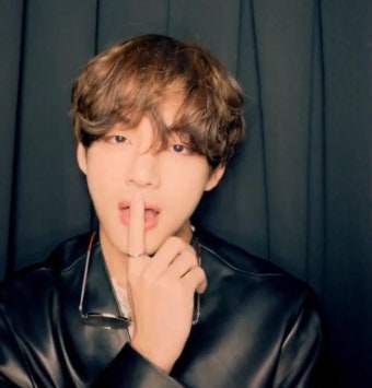 Pin by AUGUST ANECDOTE on V: [김태형] | Taehyung v pose selca, Kim taehyung, Bts taehyung
