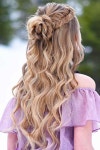 Prom Frisuren sollen elegant und raffiniert sein… - 2020 | 헤어스타일 아이디어, 머리카락 길이, 홈커밍 헤어스타일