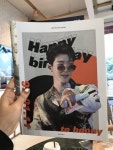 어렵게 찾아다녔지만 홍대입구역9번출구에서는 안보이셔서 아쉬운데로 2번출구에서… - 2020