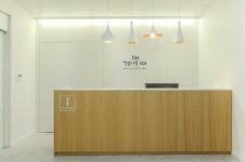 Interior에 있는 THE_K님의 핀 - 2020 | 클리닉 디자인, 치과, 작은 나무