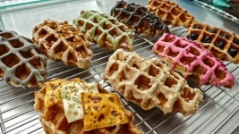 도넛+크로플! 2가지를 동시에 즐기는 환상적인 맛!! - 와플릭 / cnutffle? with a sense of art / Korean Street Food | 카페 음식, 맛있는... 