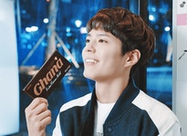 가나가나.GIF 박보검 가나초콜릿CF [ 출처 : SSOBBOM https://twitter.com/HIHIT28/status/817645686703329280 ]
