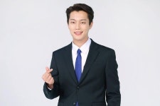 군대 간 윤두준 기다리는 ‘곰신’ 팬들 위해 소속사가 선물한 미공개 화보 사진 ในปี 2020