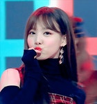 더쿠 - 무대에서 표정이 5해5경5조5억개인 트와 나연이.gif