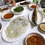 싱싱한 갑오징어와 병어광어숭어세꼬시 멍게꼴뚜기소라 파티 . 넘나 맛있따하 . #군산#서천#회#광어#병어#소라#꽁치#갑오징어#매운탕#백합탕#멍게... 