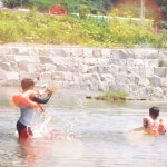 여름피서#강원도#아동수영복 #아동래쉬가드 #헐크튜브#더데님 #신난다#휴가#하루종일먹방#물놀이#thedenim.co.kr(이미지 포함) | 튜브, 물놀이... 