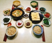 진짜 오랜만에 올리는 밥상사진~ 낮에 엄마랑 재래시장 갔더니 진짜 대목이더라구요... 주차장도 만차... 시장골목도 사람들이 꽉...... 