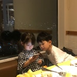 예콩이 만난 날>.< 기용이는 핸드폰 안본다더니 점점 가까워지는게... 모두들 예콩이하세용❤️ . #예콩이 #기용이 | Bayi lucu, Anak, Bayi