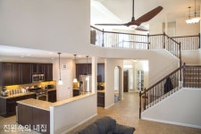 공간과 기능을 생각한 실링팬 제안 > LIVING & DECO | 전원주택이 있는 월간 전원속의 내집 - 2020 | 실링팬, 집 꾸미기, 벽돌 집