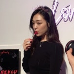 인형 뽑기 솜사탕 만들기 등 즐거운 체험이 가득한 에스티로더 놀이동산에서 놀고 있어요 -editor SJ LHB via INSTYLE…