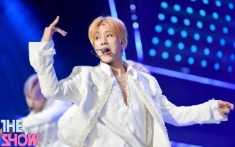 아스트로, 데뷔 첫 1위에 무대는 눈물바다 : 네이버 포스트