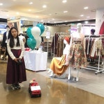 블랙 바탕에 붉은 꽃이 아름답게 물들었습니다. 한폭의 그림과 같은 느낌을 자아냅니다. 리슬만의 섬세한 패턴으로 입체적인 볼륨감을 살려... 