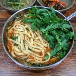 Instagram의 부산맛집 맛있는부산님: “세종 원조경성칼국수 부산에서는 잘 보기 힘든 얼큰칼국수지만 이 동네에선 흔하게 볼 수 있다. 무게감... 