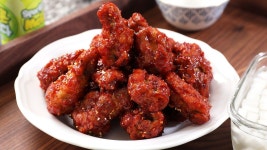 Spicy Crunchy Korean Fried Chicken (Yangnyeom-tongdak: 양념통닭) - YouTube in 2021 | Korean fried chicken, Korean fried chicken... 