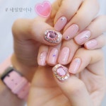 _ 손톱이 짧아도 #라인스톤_ 포인트주기💎 #웨딩네일 로 강력추천!! . . . . . #젤네일 #젤네일아트 #압구정네일 #압구정네일샵 #진주네일 #스톤네일... 
