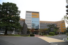 선화국민학교, 한밭중학교, 대전고등학교와 학교앞을 둘러보았다. 선화국민학교는 옛날건물이고 학교앞은 그대로,옛날의 중심가인데 발전이... 