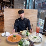 La imagen puede contener: personas sentadas y comida(이미지 포함) | 남성패션