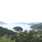 경남 고성에서 통영 가다가 오른쪽에 있는 학섬휴게소에서 내려다 본 아름다운 바다. | 아름다운, 바다