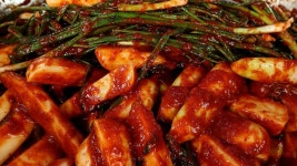 찹쌀풀 뜨거울때 고춧가루 넣으세요. 대박집 총각김치 이렇게 만들어 정말 맛있어요~ | 요리, 건강식, 건강한 베이킹