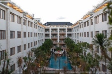 공항에서 가까운 곳에 위치한데다가 시설도 깔끔하니 좋고  가운데 풀장도 있는데다가, 직원들도 친절했던 아주 맘에 들던 곳    무엇보다도... 