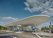 has completed a bus station in the German city of Pforzheim, featuring curving canopies that swoop … | 건축, 주유소, 캐노피