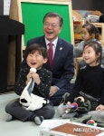 【서울=뉴시스】전진환 기자 = 문재인 대통령이 24일 오전 서울 도봉구 한그루 어린이집을 방문해 어린이들과 함께 마술공연을 관람하고... 
