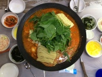 흔히 먹던 춘천식 닭갈비와는 다르다. 일명 물닭갈비라하는데, 개인적... 야채,라면, 쫄면, 떡볶이 떡을 넣은 진화된 닭도리탕. #태백닭갈비 #태백