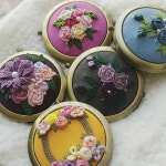 자수거울~♡이뻐져라이뻐져라~😘 오늘 슝~~이쁨 많이 받아라 뿅~😉 #프랑스자수 #자수손거울 #embroidery #핸드메이드 | 자수, 자수패턴... 